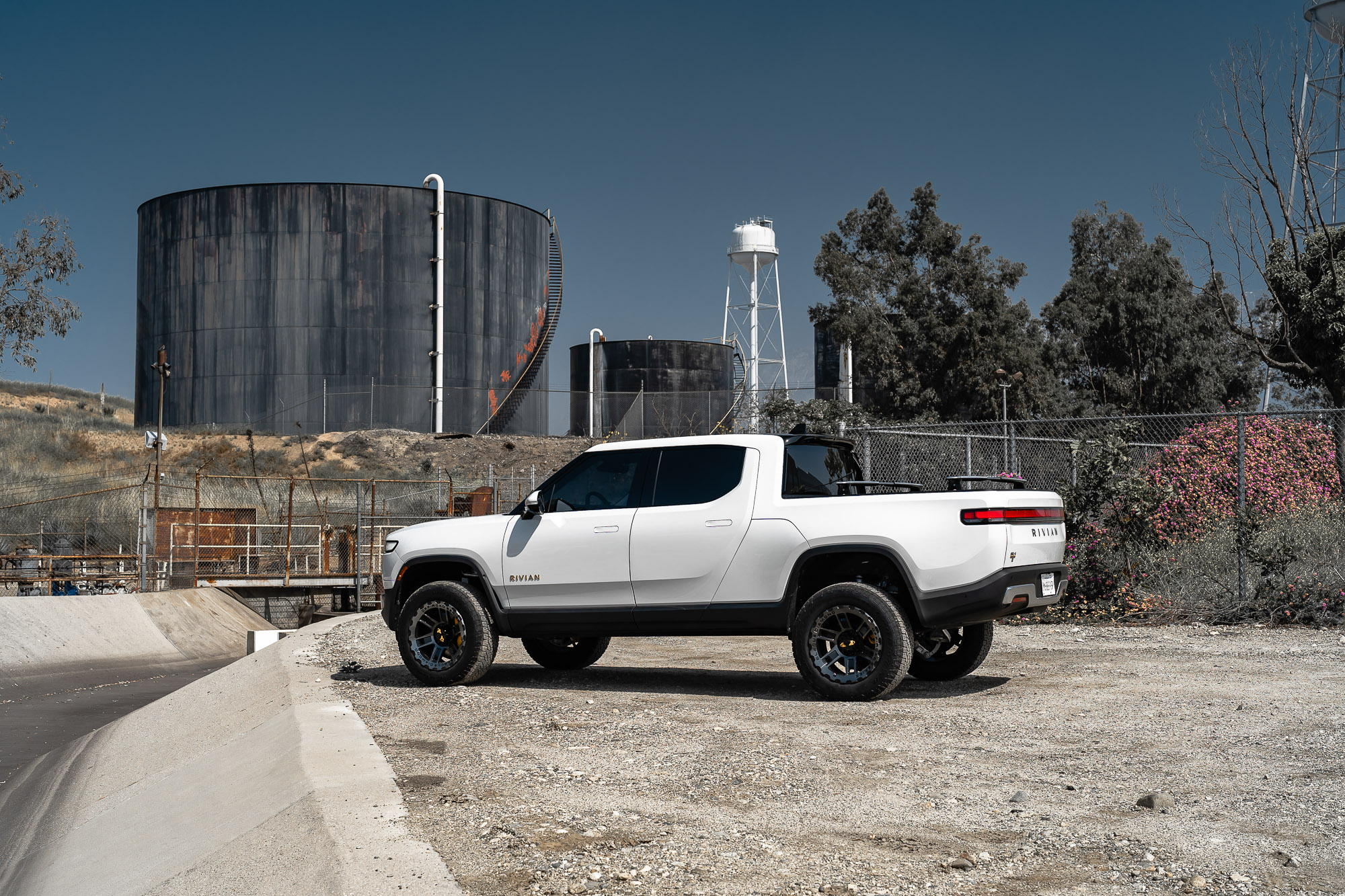 A 2023 Rivian R1T on BD-O801 Machined Tinted Gloss Black Wheels