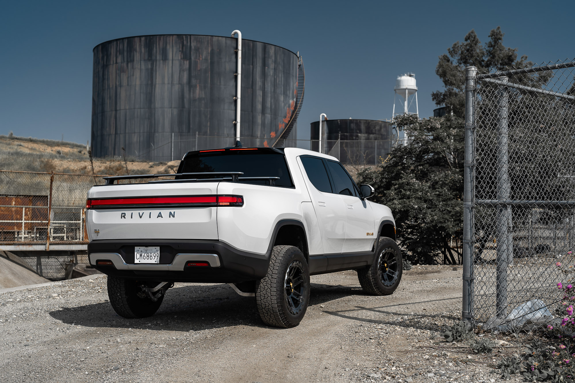 A 2023 Rivian R1T on BD-O801 Machined Tinted Gloss Black Wheels