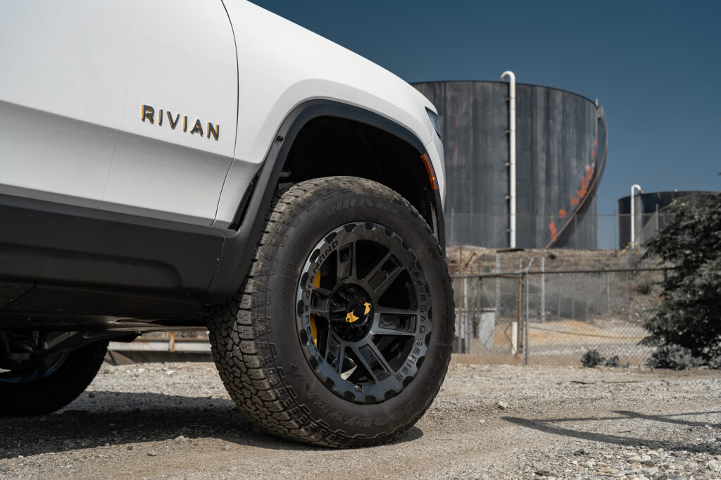 A 2023 Rivian R1T on BD-O801 Machined Tinted Gloss Black Wheels